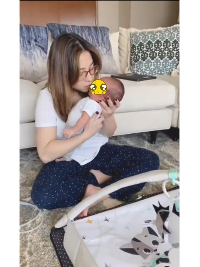 6 Potret Nikita Willy Urus Baby Izz Tanpa Pengasuh, Cara Duduknya Jadi Sorotan