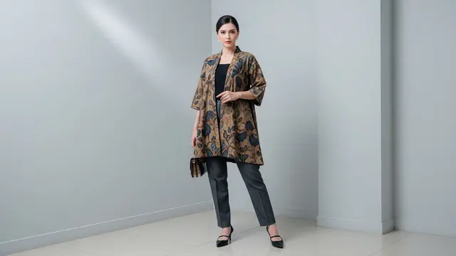 Contoh Model Atasan Batik Kimono Anti Kaku 2025/ Ilustrasi AI