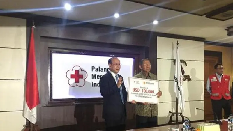 Palang Merah China memberikan bantuan dana kemanusiaan sebesar US$ 100 ribu atau setara dengan Rp 1,4 miliar kepada PMI. Bantuan ini di sampaikan Duta Besar China kepada Wakil PMI Indonesia (Liputan6.com/Teddy Tri Setio Berty)
