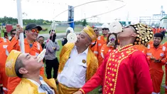 Kepala Divisi Formalitas SKK Migas, Didik S. Setyadi, bersama karyawan mengikuti lomba makan krupuk dalam rangka HUT ke-74 RI di kilang JOB Pertamina-Medco E&P Tomori Sulawesi, Sabtu (17/8/2019). Perlombaan digelar meningkatkan keakraban serta rasa cinta tanah air. (Liputan6.com/Immanuel Antonius)