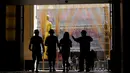 Wisatawan saat berada dipintu masuk Teater Dolby saat persiapan untuk 88 Academy Awards di Hollywood, California (24/2). Piala Oscar merupakan penghargaan film Amerika untuk menghargai suatu karya industri film. (REUTERS/Mike Blake)