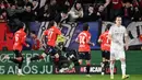Hasilnya, Los Rojillos unggul lebih awal lewat eksekusi titik putih Ante Budimir pada menit ke-38. Tampak dalam foto, penyerang Osasuna asal Kroasia, Ante Budimir (kedua kiri) merayakan golnya selama pertandingan pekan ke-25 La Liga 2025/2026 melawan Real Madrid di Stadion El Sadar, Pamplona pada Sabtu 21 Februari 2026 waktu setempat atau Minggu (22/2/2026) dini hari WIB. (ANDER GILLENEA/AFP)