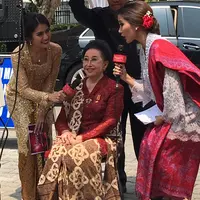 Ibu Mooryati Soedibyo dibalut kebaya merah dan kain batik sebagai rok dan selendang yang serasi. [Foto: Instagram/mooryatisoedibyo]