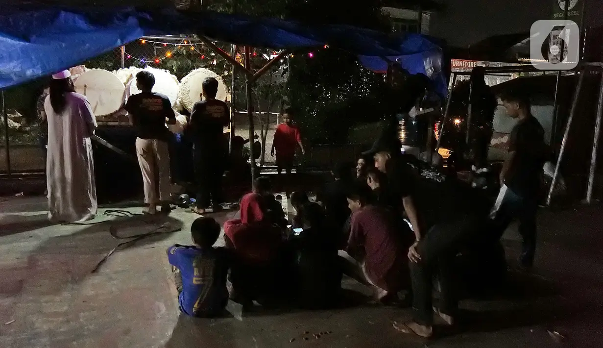 Sejumlah warga memukul bedug pada malam takbiran di kawasan Tanah Baru, Bogor, Jawa Barat, Sabtu (23/5/2020). Di tengah pandemi virus corona COVID-19, sejumlah warga tetap merayakan malam takbiran dengan memukul bedug. (Liputan6.com/Herman Zakharia)