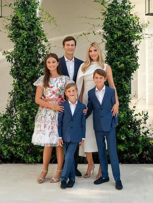 Penampilannya begitu memukau dengan deretan gaun cantik di segala kesempatan formal. [Foto: Instagram/ Ivanka Trump]