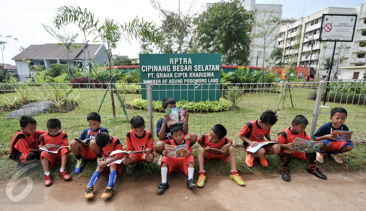 Sejumlah anak duduk sambil membaca di depan Ruang Publik Terbuka Ramah Anak (RPTRA) Rusun Cipinang Besar Selatan (Cibesel), Jakarta, usai diresmikan oleh Gubernur DKI Basuki Tjahaja Purnama atau Ahok, Selasa (23/8). (Liputan6.com/Yoppy Renato)