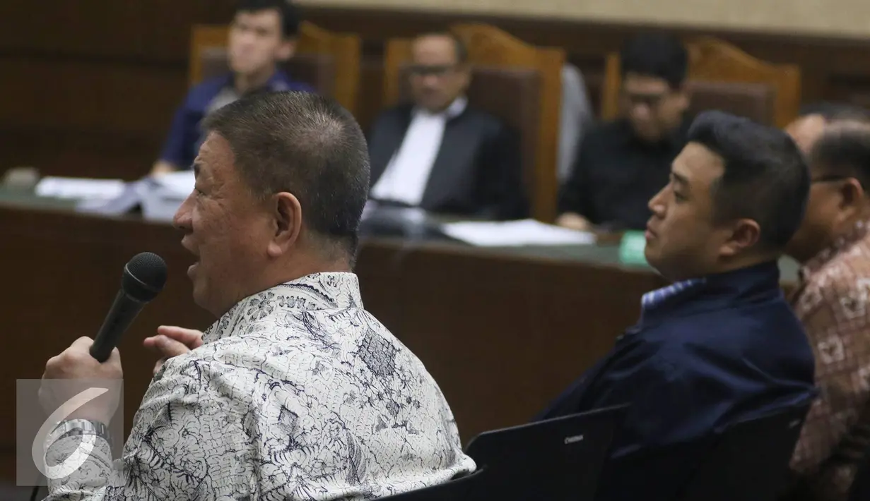 Aguan (kiri) dihadirkan guna memberikan keterangan untuk mantan Presdir PT Agung Pomoro Land, Ariesman Widjaja selaku terdakwa kasus pembahasan Raperda tentang Reklamasi Pantai Utara Jakarta, Rabu (27/7). (Liputan6.com/Immanuel Antonius)