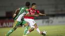 Pemain Bali United, Bayu Gatra menggiring bola pada laga Piala Presiden melawan Mitra Kukar di Stadion Dipta, Bali, Kamis (3/9/2015). Pertandingan berakhir imbang 2-2. (Bola.com/Vitalis Yogi Trisna)