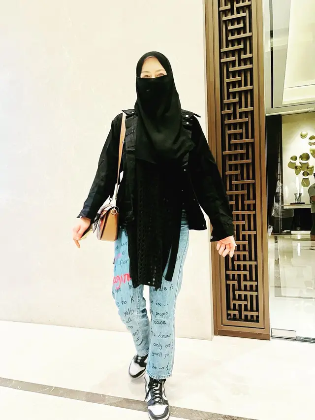 6 Potret Gaya Ratu Rizky Nabila Bercadar, Dicibir Masih Pakai Celana Jeans