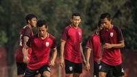 Eky Taufik (kanan) bersama rekan-rekannya di Persis Solo dalam sesi latihan. (Dok Persis Solo)