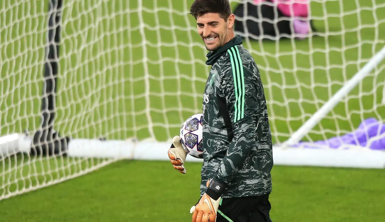 Kiper Real Madrid, Thibaut Courtois saat mengikuti sesi latihan tim di Stadion Anfield di Liverpool, barat laut Inggris pada 20 Februari 2023. Pertandingan Liverpool vs Madrid kali ini menjadi rematch partai final Liga Champions musim lalu. Dari lima duel terakhir di Liga Champions termasuk final musim lalu, Los Blancos lebih mendominasi dengan membukukan empat kemenangan. (AFP/Lindsey Parnaby)