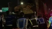 Sebuah mobil jenis SUV terbakar usai menabrak truk di Tol Jagorawi KM 42.800, Bogor, Jawa Barat, Kamis (25/8/2022) malam. (Istimewa)