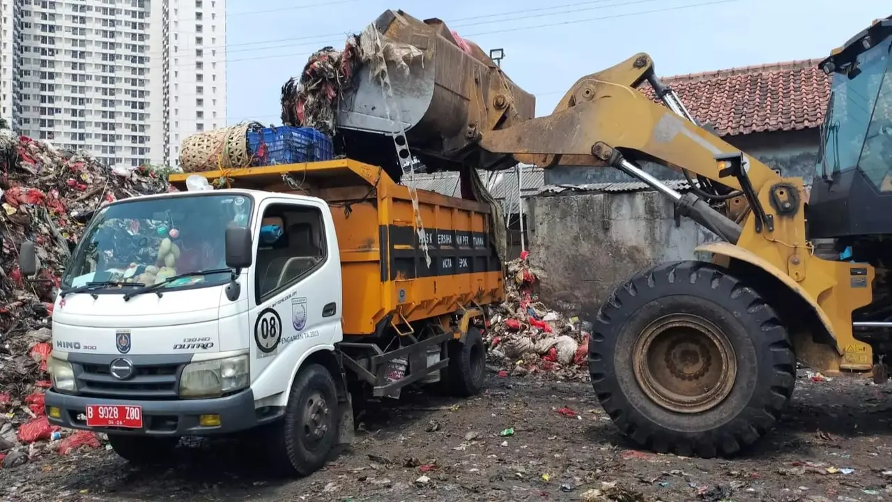 Mobil DLHK Kota Depok sedang melakukan pengangkutan sampah di wilayah Depok.