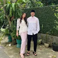 Keluarga Raisa dan Hamish Daudh juga merayakan Lebaran dengan dua lini brand yang sama. Raisa mengenakan blouse model peplum renda putih dan Hamish Daud memakai baju koko bergaris dengan warna trendi. [Foto: @lacebyartkea]