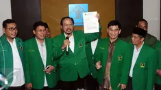 Djan Faridz (tengah) bersama pengurus PPP menunjukkan surat usai menemui Menkumham Yasonna Laoly di Jakarta, Selasa (23/11). Djan Faridz melaporkan hasil putusan PTUN yang mengabulkan gugatan PPP kubu Djan Faridz. (Liputan6.com/Helmi Fithriansyah)