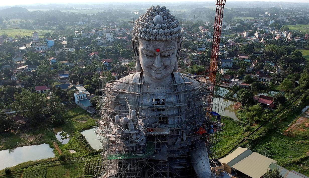 Foto udara pada 18 Mei 2019 memperlihatkan patung Buddha raksasa yang sedang dibangun di pagoda Khai Nguyen di distrik Son Tay, pinggiran Hanoi. Vietnam akan memiliki salah satu patung Buddha terbesar se-Asia Tenggara ketika pembangunannya selesai. (Photo by Manan VATSYAYANA/AFP)