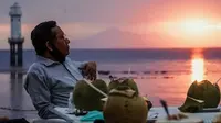 Menko Polhukam Mahfud Md tengah bersantai menikmati indahnya pantai Senggigi, Lombok, Nusa Tengara Barat, Selasa (21/7/2020). (Foto: Instagram @mohmahfudmd)