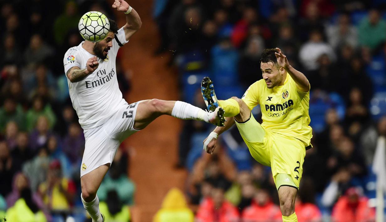 Pemain Real Madrid, Isco (kiri), berebut bola dengan pemain Villarreal, Mario, pada lanjutan La Liga Spanyol di Stadion Santiago Bernabeu, Madrid, Rabu (20/4/2016) atau Kamis dini hari WIB. (AFP/Pierre-Philippe Marcou)