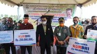 Mentan Syahrul Yasin Limpo menyerahkan bantuan dalam rangka panen raya jagung di Desa Karelayu, Kecamatan Tamalatea, Kabupaten Jeneponto, Sulawesi Selatan. (Dok Kementan)