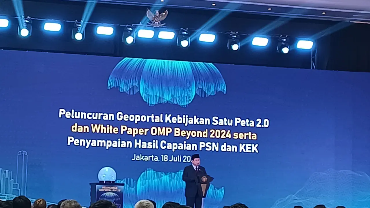 Menteri Pertahanan sekaligus Presiden terpilih Prabowo Subianto meluncurkan Geoportal Kebijakan Satu Peta 2.0 dan White Paper One Map Policy Beyond 2024 di The St Regis Jakarta, Kamis (18/7/2024).