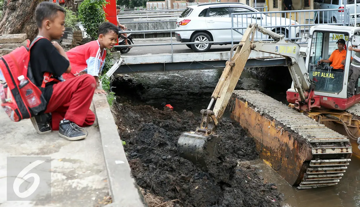 Anak-anak menonton pengerukan lumpur di Kali Baru Barat di jalan Dr Saharjo, Menteng Atas, Jakarta, Selasa (23/2). Ditargetkan pengerukan lumpur di kali tersebut dapat dirampungkan dalam waktu satu pekan. (Liputan6.com/Yoppy Renato)