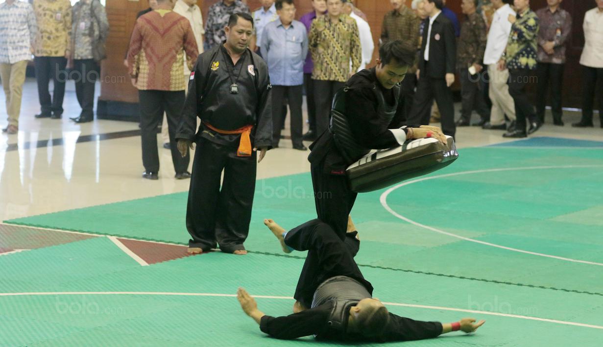 Atlet silat pamer teknik bantingan saat kunjungan Wakil Presiden RI, Jusuf Kalla di Padepokan Silat, Taman Mini Indonesia Indah, Jakarta Timur, (03/10/2017).  Wapres memantau persiapan jelang Asian Games 2018. (Bola.com/Nicklas Hanoatubun)