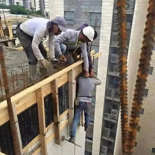 7 Potret Kuli Bangunan Kerja di Tempat Ekstrem Minim Pengaman Ini Bikin Deg-Degan