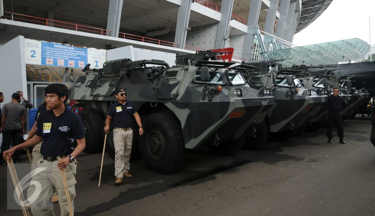 Kendaraan taktis TNI disiagakan di sekitar kawasan Stadion GBK Jakarta, Minggu (3/4/2016). Jelang laga final Piala Bhayangkara 2016, 11.000 personil gabungan disiagakan di kawasan Stadion Gelora Bung Karno. (Liputan6.com/Helmi Fithriansyah)