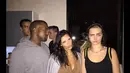 Di foto lainnya, Kim Kardashian tampak berpose diantara Kanye dan Cara Delevingne, Rabu (5/11/2014). (instagram.com/kimkardashian)