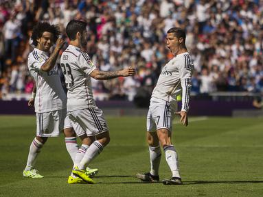 Cristiano Ronaldo berhasil membuka keunggulan Real Madrid di menit ke-21. Eksekusi tendangan bebas CR7 melesat mulus masuk ke dalam gawang Eibar (AP Photo/Andres Kudacki)