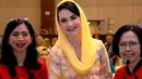 Arumi Bachsin juga tampil penuh pesona dengan atasan tie-dye berwarna kuning, yang dipadu dengan selendang sebagai penutup kepala berwarna kuning yang serasi. [Foto: Instagram]
