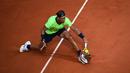 Pemain Spanyol ini sebenarnya pernah mengalahkan Schwartzman sebanyak dua kali tetapi kali ini Schwartzman lebih percaya diri dengan mendominasi reli yang lebih panjang dan dapat mengekspos celah permainan Nadal. Pada akhirnya Nadal sukses meraih kemenangan. (Foto: AFP/Anne-Christine Poujoulat)