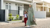 7 Model Baju Gamis Polos Modern Terbaru untuk Ibu-ibu Antar Jemput Anak