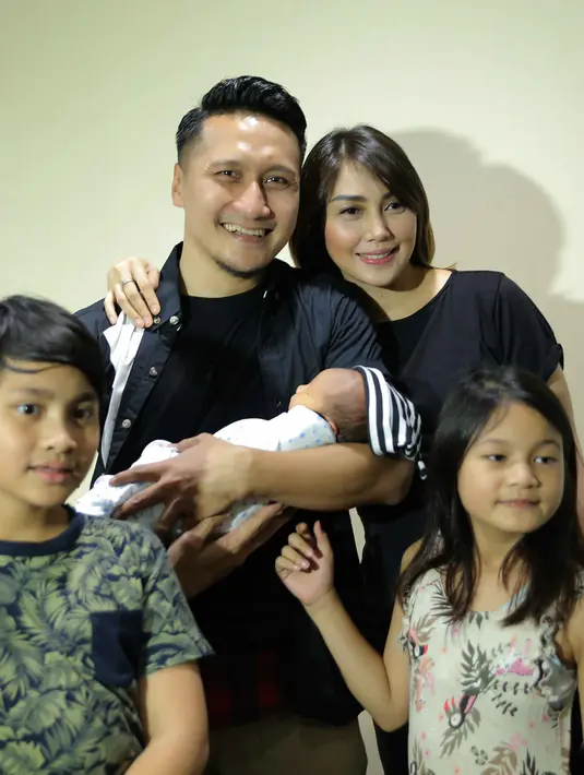 Fenita Arie sempat menyerah lahiran anak ketiganya. Ia merasa tenaganya sudah habis dan merasakan capek lantaran kurang tidur. "Enggak tahu kenapa, pas terakhir dorong, sekali dorong langsung keluar," kata istri Arie Untung. (Andy Masela/Bintang.com)