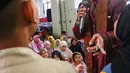 Selama Ramadan 1445 Hijriah, ustaz Yahya membagi jadwal berkeliling kampung ke kampung di daerah Pinang Tangerang. (Liputan6.com/Angga Yuniar)