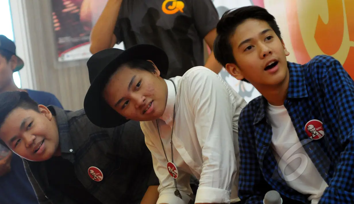 Boyband CJR saat ditanya awak media saat peluncuran album terbaru mereka, Jakarta, (8/5/2015). Album tersebut mengkisahkan cinta remaja dengan sentuhan musik bernuansa 80an. (Liputan6.com/Faisal R Syam)