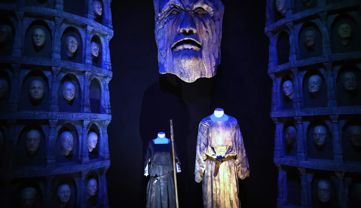 Kostum-kostum pemain serial Game of Thrones dipamerkan selama "The Game of Thrones Touring Exhibition" di Belfast's Titanic Exhibition Centre, Irlandia utara pada 10 April 2019. Pameran ini terdiri dari kostum, alat peraga dan kostum otentik dari tujuh musim. (AP Photo)