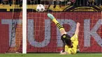 Pemain Borussia Dortmund, Niklas Sule mementahkan bola tendangan dari pemain PSG, Kylian Mbappe pada laga lanjutan Grup F Liga Champions 2023/2024 di Signal Iduna Park, Dortmund, Jerman, Kamis (14/12/2023) dini hari WIB. (AFP/Franck Fife)