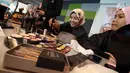 Peserta berias saat mengikuti Lifestyle Meetup kelas beauty workshop di SCTV Tower, Jakarta, Sabtu (12/8). Dalam acara ini sebanyak 30 peserta belajar merias wajahnya untuk hasil selfie yang sempurna. (Liputan6.com/Helmi Afandi)