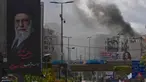 Kepulan asap terlihat di balik potret mendiang Pemimpin Tertinggi Iran, Ayatollah Ali Khamenei, setelah serangan udara Israel di Dahiyeh, pinggiran selatan Beirut, Lebanon, Senin, 30 Maret 2026. Serangan udara Israel kembali menghantam wilayah Dahiyeh, pinggiran selatan Beirut, Lebanon. (AP Photo/Hassan Ammar)