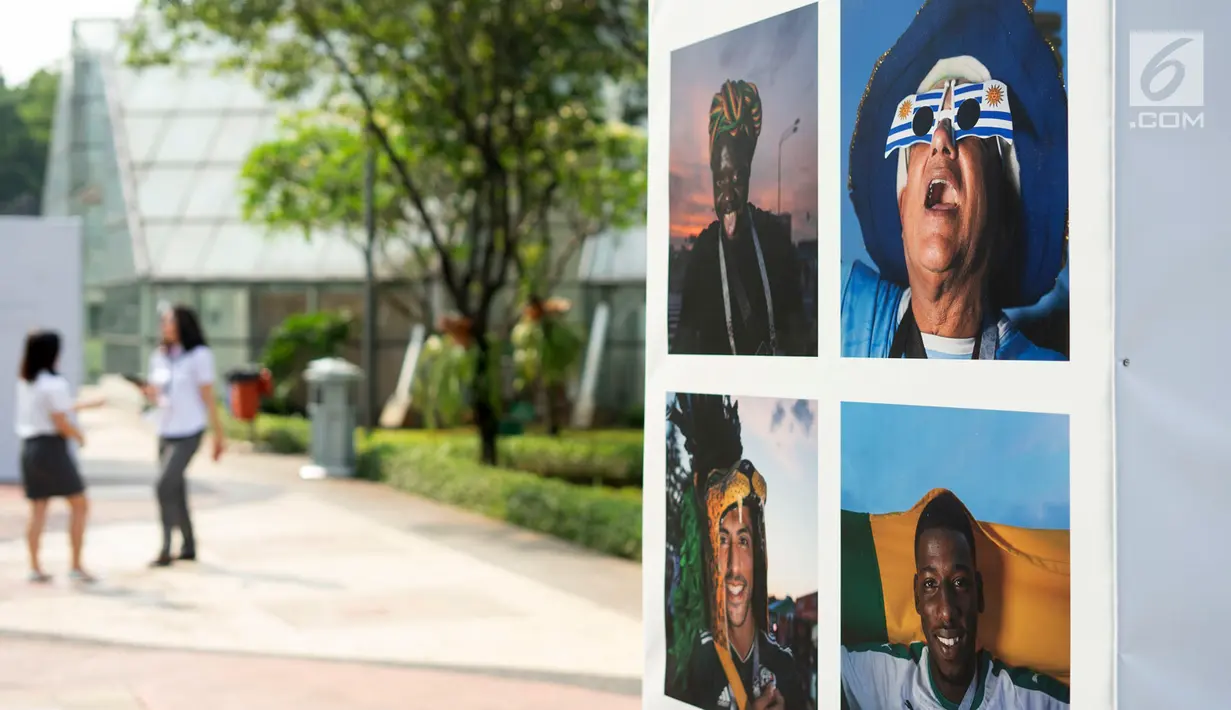Sejumlah foto dipajang dalam pameran bertajuk 'Identitas' pada acara Jakarta International Photo Festival (JIPFest) 2019 di Taman Menteng, Jakarta, Rabu (3/7/2019). JIPFest 2019 menghadirkan 50 fotografer internasional. (Liputan6.com/Immanuel Antonius)