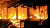 Mobil pemadam kebakaran yang berusaha menjinakkan api di Pasar Pameungpeuk Garut terjebak macet panjang sehingga datang agak terlambat. (Liputan6.com/Jayadi Supriadin)