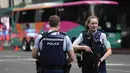 <p>Polisi bersenjata berdiri di luar sebuah hotel yang menampung tim dari Piala Dunia Sepak Bola Wanita di kawasan pusat bisnis setelah penembakan di Auckland, Selandia Baru, Kamis (20/7/2023). Penembakan menewaskan dua orang dan satu pelakunya. (AP Photo/Abbie Parr)</p>