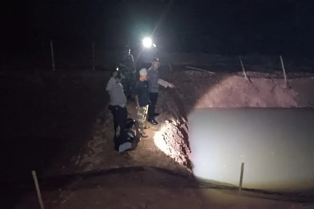 Proses evakuasi jasad ketiga korban yang tenggelam di dalam kolam ikan di LampungTimur. Foto : (Istimewa)