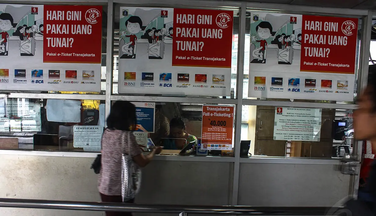 Penerapan e-ticketing juga tetap menggandeng enam bank. Yaitu Bank DKI JakCard, Mandiri e-Money, BCA Flazz, BNI Tapcash, BRI Brizzi atau Bank Mega MegaCash, Jakarta, (23/10/14). (Liputan6.com/Faizal Fanani)