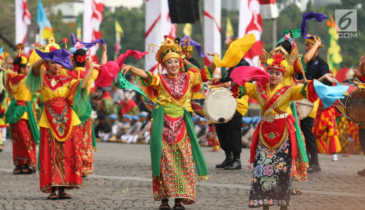 Atraksi tari kolosal menampilkan tarian khas dari berbagai wilayah di Indonesia memeriahkan peringatan HUT Bhayangkara ke-71 di Monas, Jakarta, Senin (10/7). Atraksi itu menunjukkan Polri mendukung keberagaman di Indonesia. (Liputan6.com/Angga Yuniar)