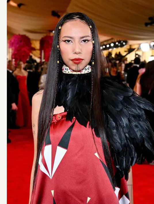 Desain pin menunjukkan lingkaran merah mengkilap dengan tangan dan hati berwarna hitam. [@quannah.rose]