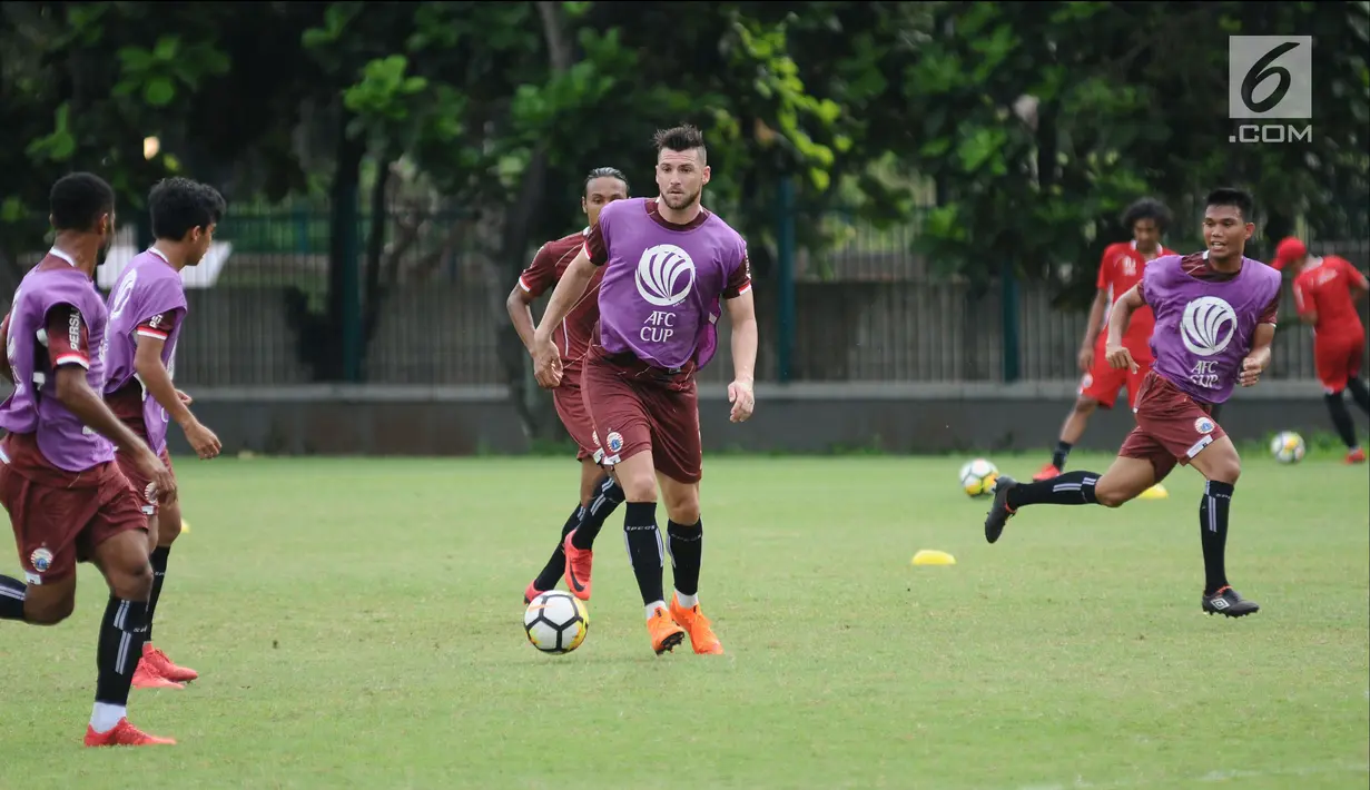 Pemain Persija, Marko Simic (tengah) saat latihan jelang laga Piala AFC 2018 di Lapangan A Senayan, Jakarta, Selasa (13/3). Persija akan menjamu Song Lam Nghe An pada kualifikasi grup H Piala AFC 2018, Rabu (14/3). (Liputan6.com/Helmi Fithriansyah)