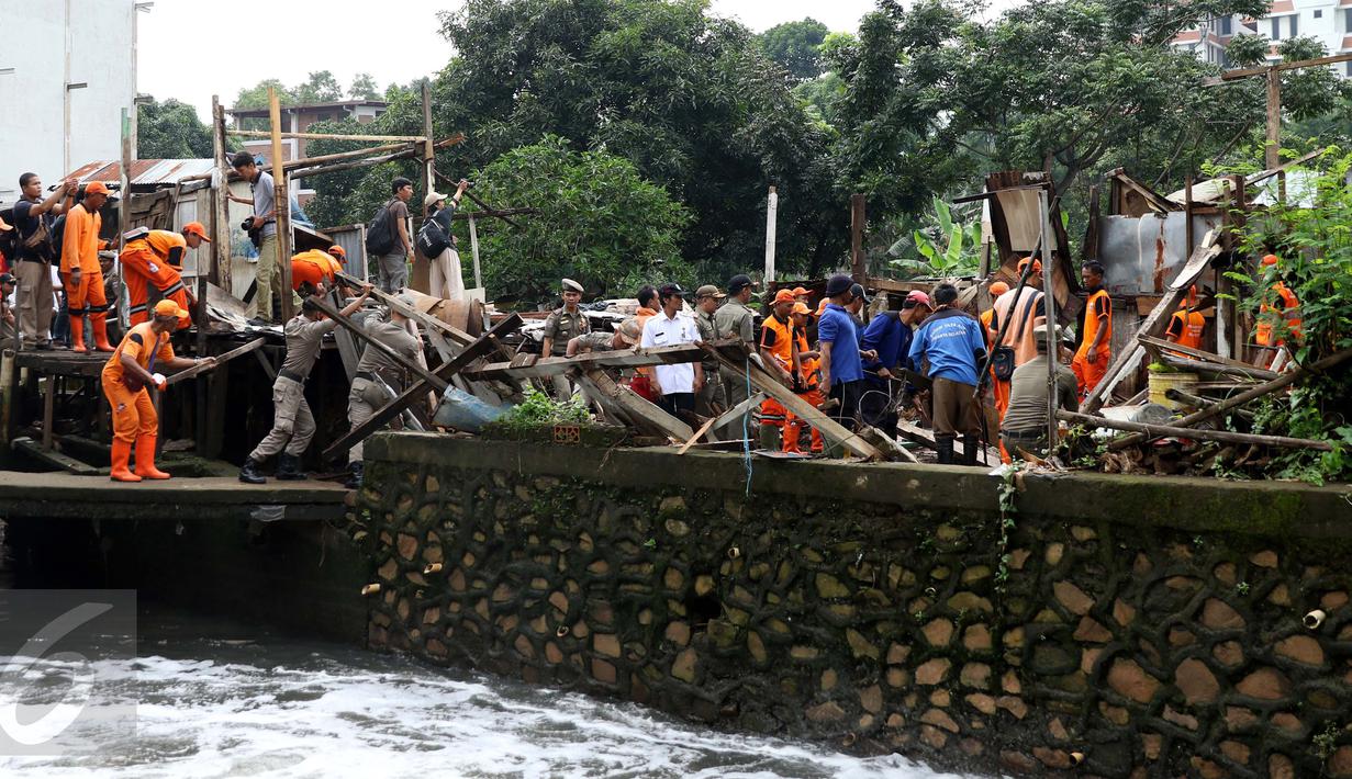 Proses penertiban bangunan di bantaran Kali Krukut, Jakarta, oleh petugas PPSU Kelurahan Petogogan dan Satpol PP, Rabu (12/10). Kali Krukut yang terhalang bangunan adalah penyebab banjir parah di Kemang beberapa waktu lalu. (Liputan6.com/Gempur M Surya)