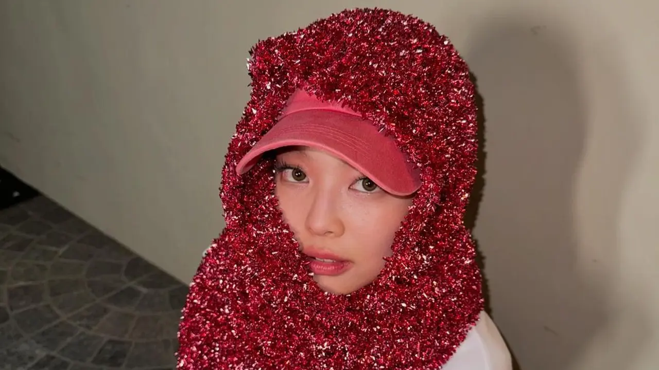 6 Gaya Jennie BLACKPINK Padukan Shimmer Shawl dengan Topi, Bakal Jadi Tren Baru?